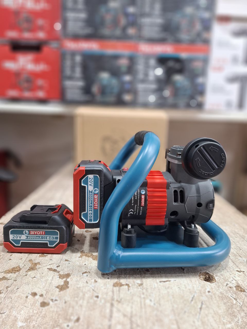 کمپرسور باد شارژی ۲ لیتری بیوتی (BIYOTI) مدل BYT-AC2L – موتور براشلس با ۲ باطری ۲۱ ولت